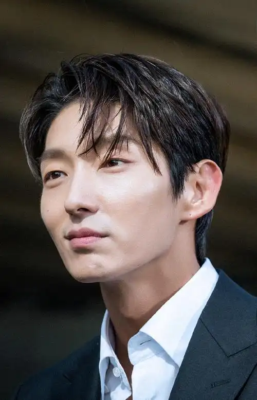 李准基武法律师帅气剧照图片