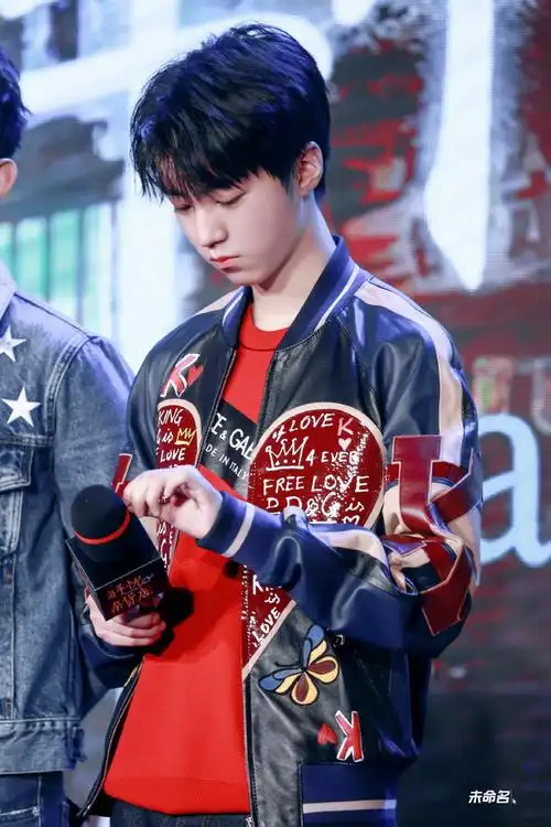 存档一些愚人节在各个站姐镜头下捡到的绝美帅哥  @tfboys-王俊凯