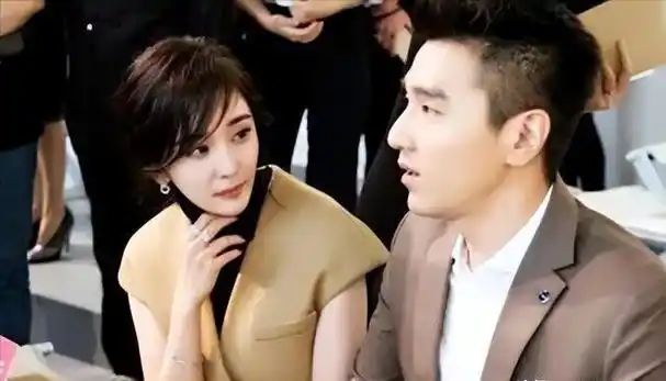 不过,随着电影《小时代》的宣传活动,杨幂和郭敬明的关系引发了大众的