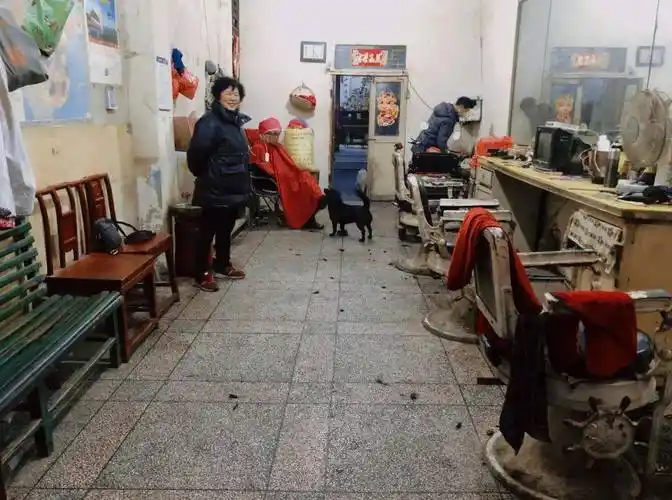 相约安徽·向春而行 | 阜南闹市中的70年老理发店,承载着几代人的记忆