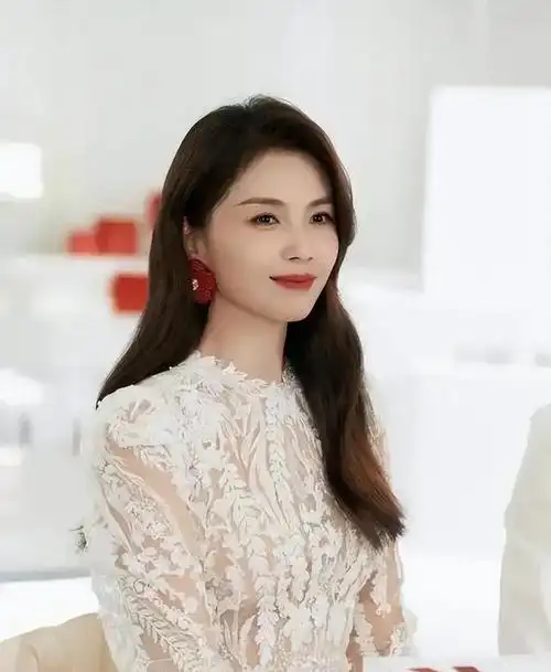 她勇敢地迈入了综艺的领域,成为《跨界歌王》与《妻子的浪漫旅行》等