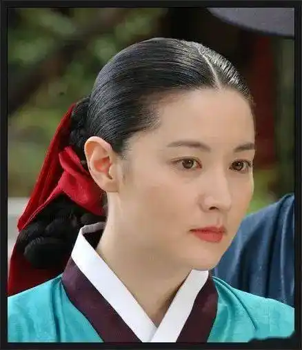 《大长今》剧照△ 另两种常见的韩服发型徐长今梳的不属于常见的这