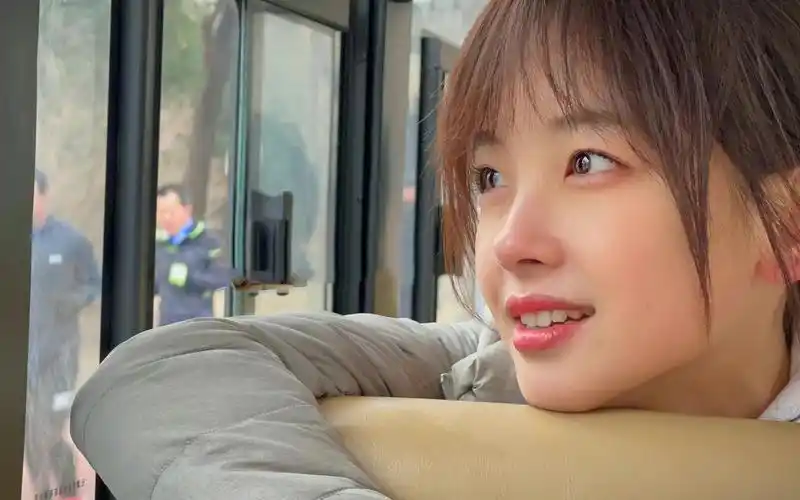 "央视最萌主持人王冰冰,让男人追着看新闻"都是自愿看的吗?