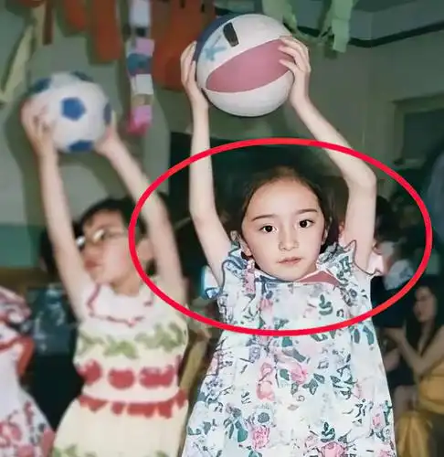 小糯米"整容式"长大,才7岁就拥有大长腿,星星眼越来越像杨幂