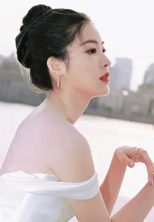 孙芮一脸心碎,一袭白裙,简直就是美丽的茜茜公主_气质_风格_容貌