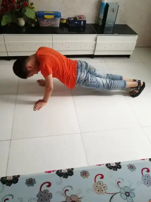 俯卧撑太累人了,看来我还得继续练,争取做个小小肌肉男哦.