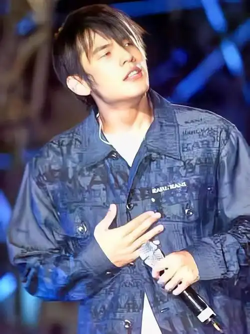 分手19年后,看到周杰伦与蔡依林隔空互动,才明白昆凌的"精明"