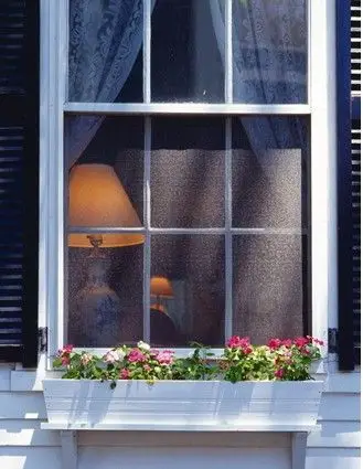 固定式的窗户隔音效果最好,但是这种窗户只适用于不需开启但又有采光