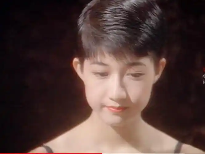 才知道吴绮莉年轻的时候真美,漂亮的花朵就招引蜜蜂了,最近她状态不错