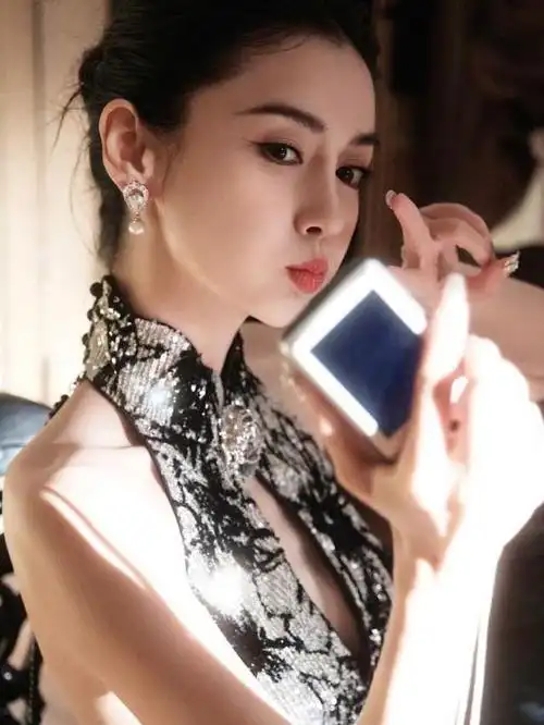 上海这一夜杨颖穿旗袍秀火辣身材生图却十分憔悴显老态