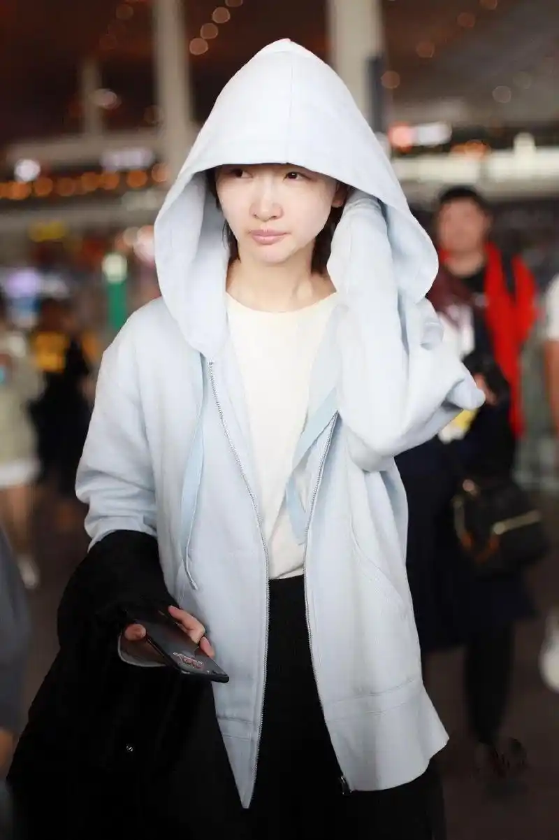 2019年9月19日,周冬雨伦敦时装周归来抵达北京机场,当天她身穿白色连