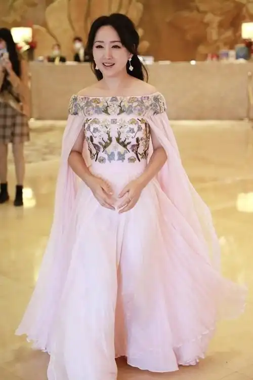 杨钰莹保养得真挺好妆容精致丝毫不见皱纹真不像中年人