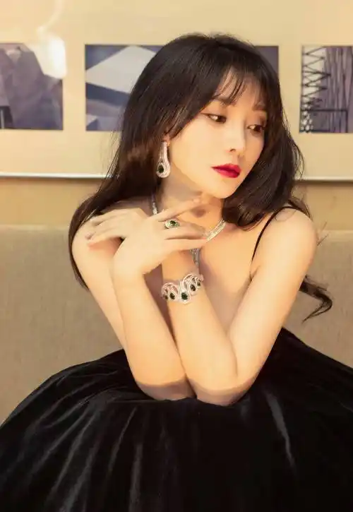 柳岩的身材真挺有"3d"感,不管从什么角度看,都很有女人味_礼服_颜色