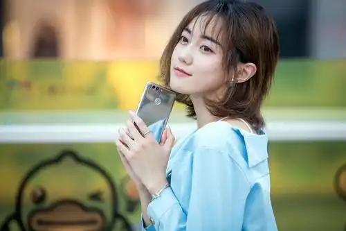 七夕节撩妹利器 华为nova 2 plus魔镜版美女街拍_手机搜狐网