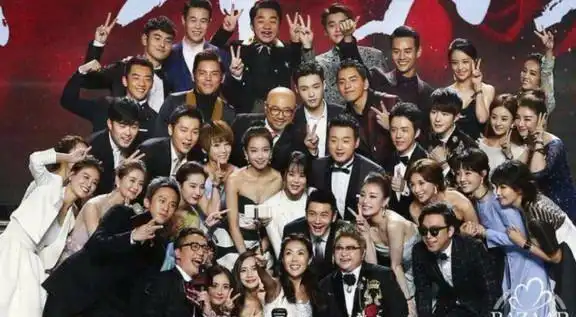 近日时尚芭莎在北京举行了明星慈善夜十五年周庆活动,到场百位明星争