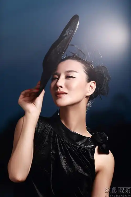 江易珈冷艳大片暗夜精灵逆光飞翔