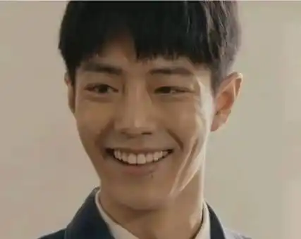 肖战其实颜值一直都很帅,五官没有变化,只是素人时期,有点黑有点胖,还