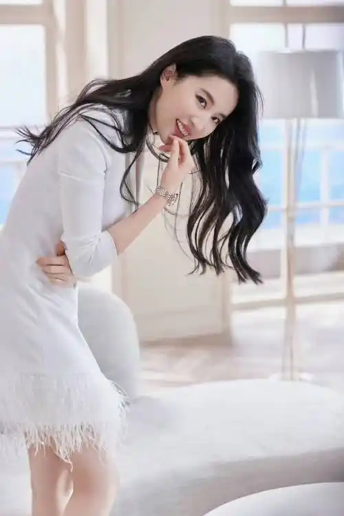 刘亦菲才是真肤白貌美大长腿,白色羽毛西装裙,发丝飘逸美死了_好身材