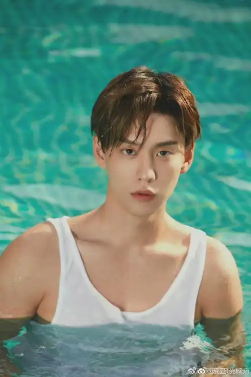 余景天tony超话#余景天水中光影氛围感大片#好帅啊!