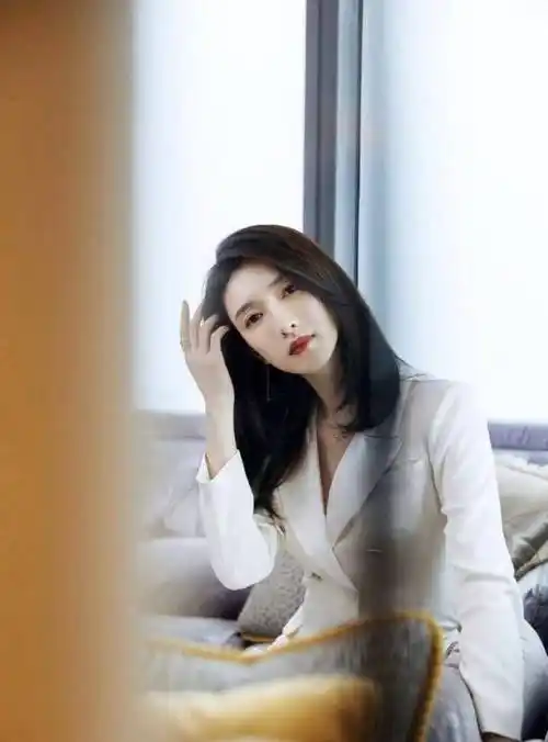 江疏影营业,一身红裙配冷艳大红唇气场超强,展现事业女性自信之美_曹