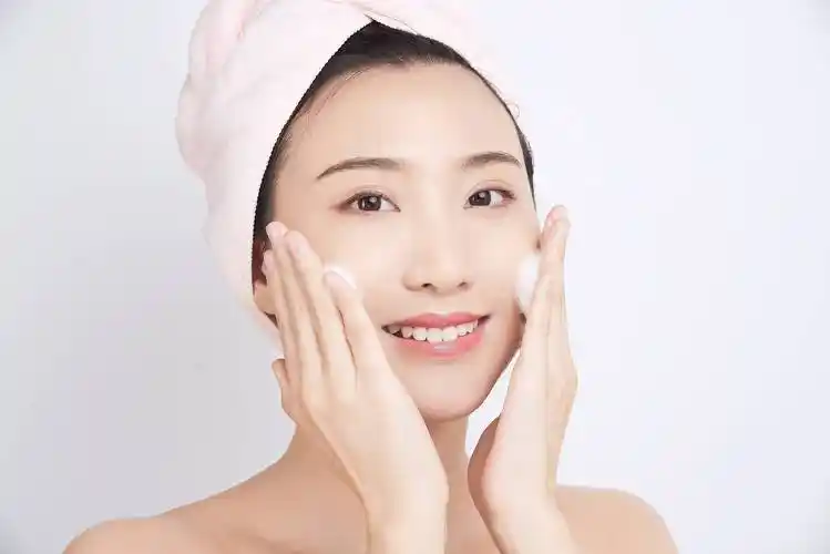 别总靠化妆遮瑕了,皮肤保养才是素颜女神之道!_肌肤_按摩_图片