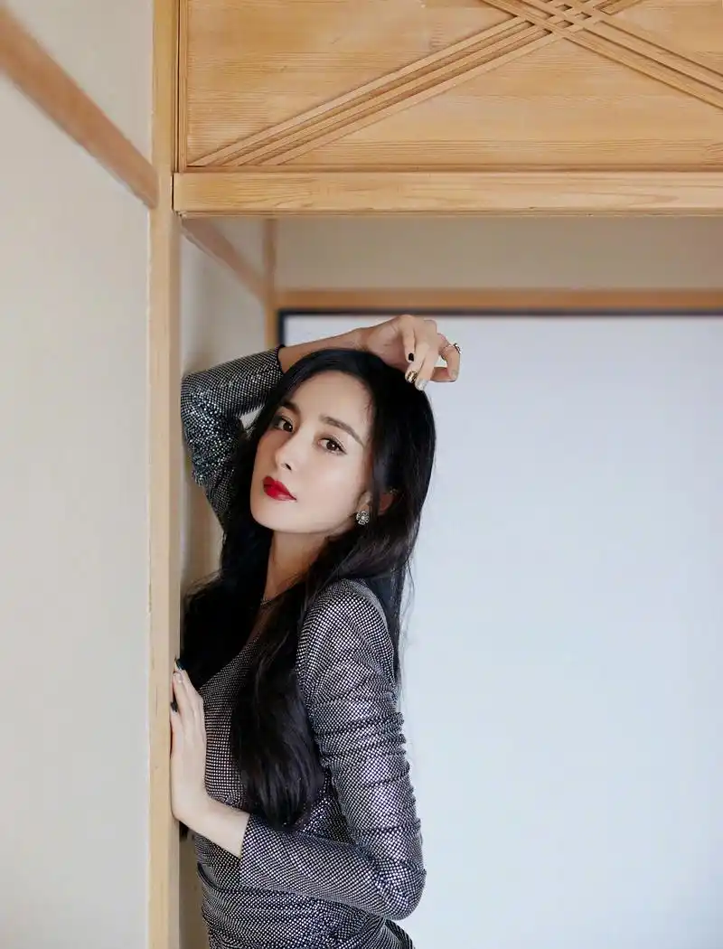 杨幂银色修身紧身裙性感写真