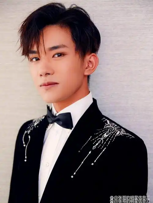 易烊千玺的新发型,表现出"立体蓬松 无惧扁塌"的设计理念