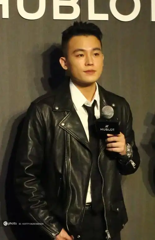 欧豪出席品牌活动一袭黑色皮外套霸气全开尽显男人味