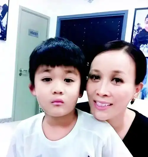 回顾那英为爱未婚先育分手后带儿子嫁给孟桐今生活幸福甜蜜