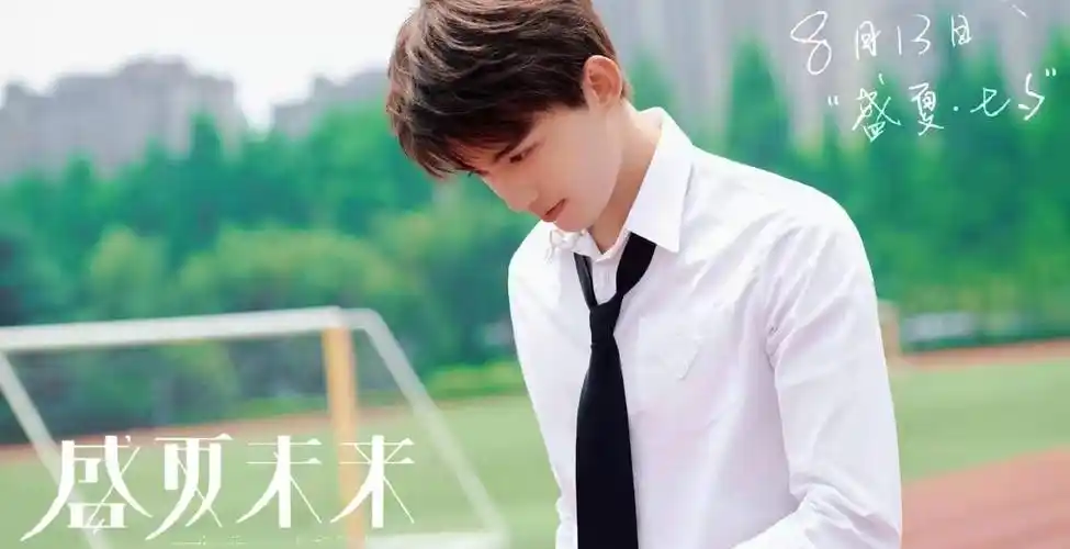 吴磊张子枫毕业照花絮公开,两人站在一起就cp感爆棚,初恋的感觉来了