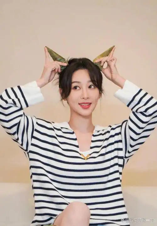 导语:6月22日,知名女演员杨紫在个人社交平台上分享了一组端午节的