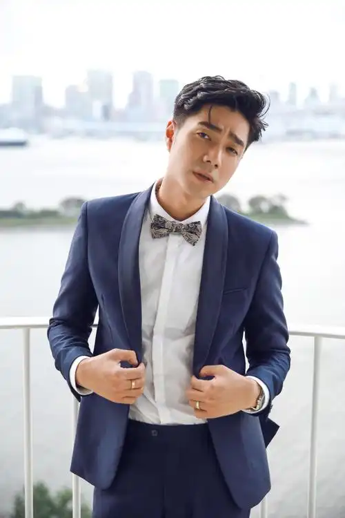 袁成杰海蓝色西装现身日本 大秀长腿好身材