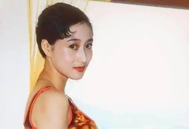 30年前,李连杰抛弃还在怀孕的原配黄秋燕,如今她现状怎样?