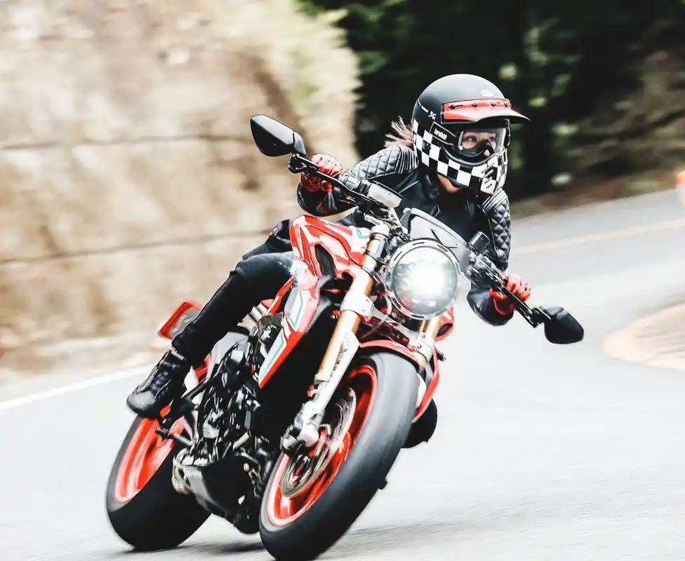 欧弟娇妻晒骑摩托照33岁郑云灿一身机车装帅酷有型活得太潇洒