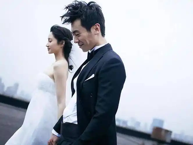 朱亚文和沈佳妮庆祝结婚十周年,晒在民政局领证照片恩爱如初