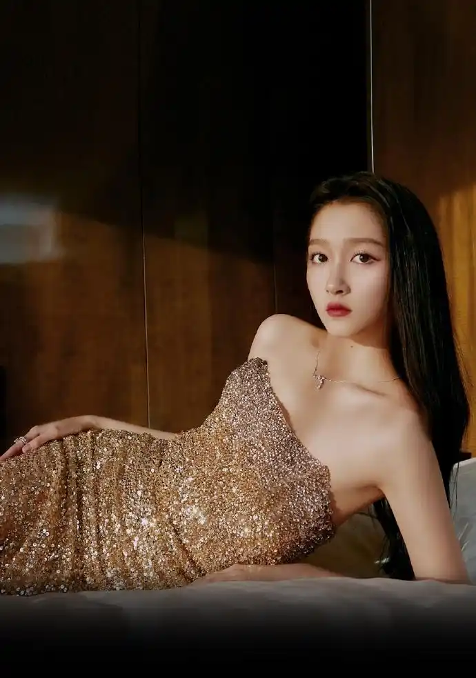 关晓彤穿琉金人鱼长裙超惊艳 大秀曲线身材美腿吸睛