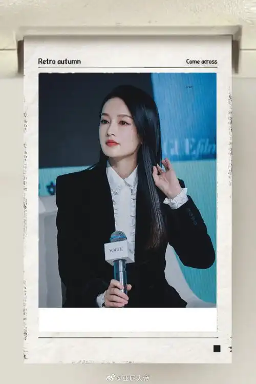 李沁黑白知性风