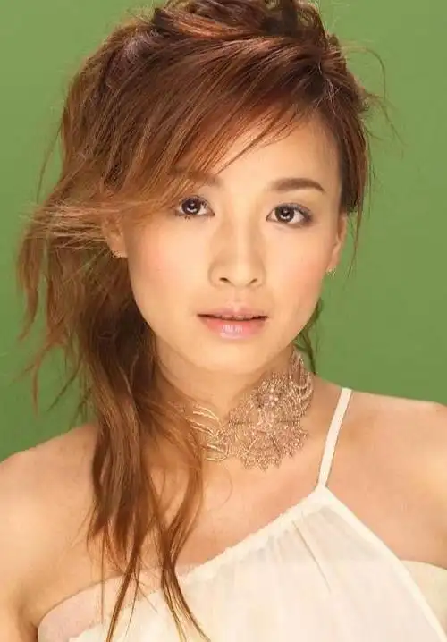 原创张庭旧照流出拨弄头发那一刻网友直呼别人家的48岁