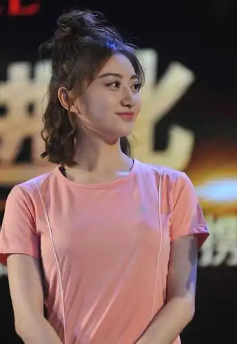 斜方肌超级发达的10个女明星她练芭蕾也脱衣显壮穿衣显胖