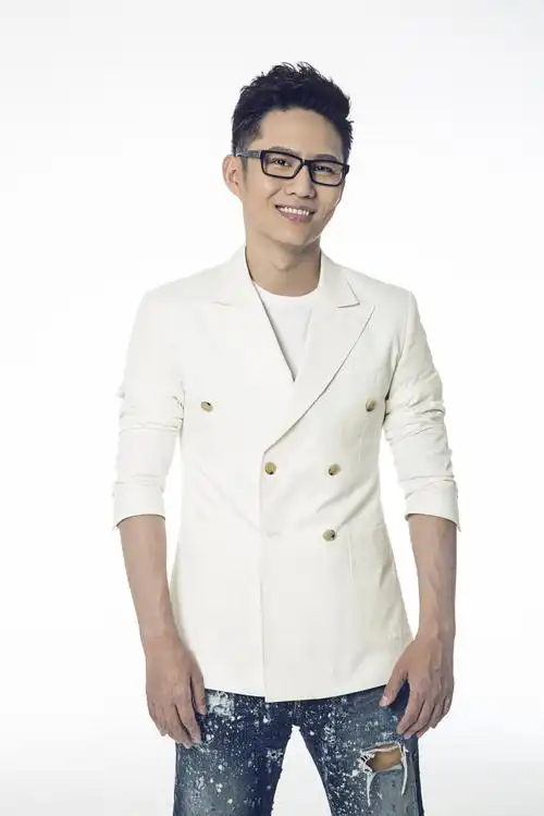 本名王卓实,11月14日出生于中国吉林省吉林市,中国内地流行男歌手