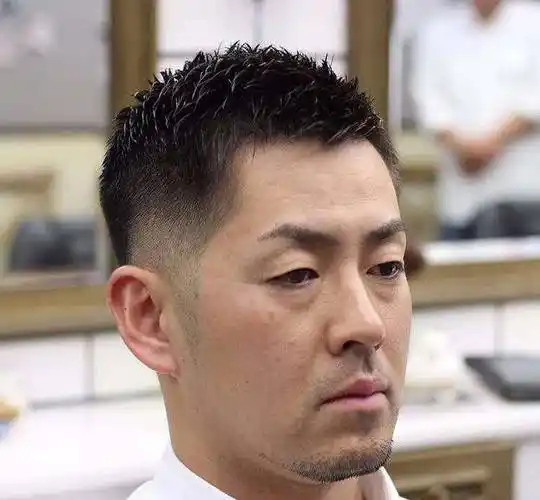 建议中年男人:别再一味剪平头,太土!尝试这3款"发型"更有型