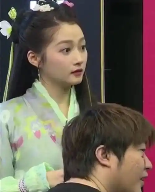 关晓彤华晨宇给吴彤化妆当吴彤转过身面对镜头所有人笑出声