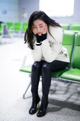 张天爱白衣配皮裤站人群中显高挑,双手托腮似睡非睡姿势撩人