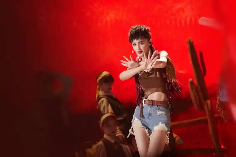 张歆艺美腿修长又纤细,随便一躺就透着性感,网友:人间腿精_二姐_舞台_