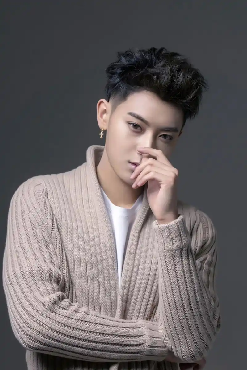 黄子韬惊现颜值巅峰,断眉妆的他变身时尚达人超惊艳