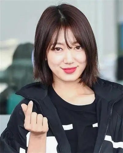 被批太胖朴信惠短发现身巴黎时装周自信笑容回应网友尖锐批评