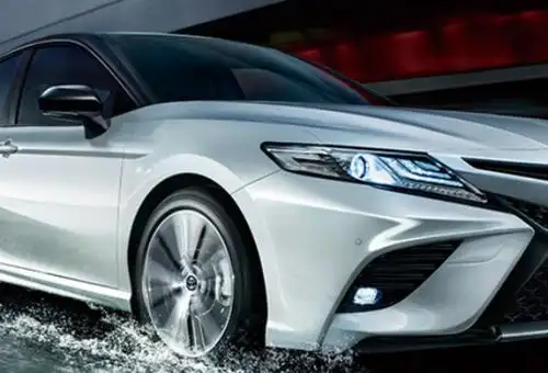 豪华轿车丰田凯美瑞,人送外号傲娇小王子,拥有年轻活力运动细胞