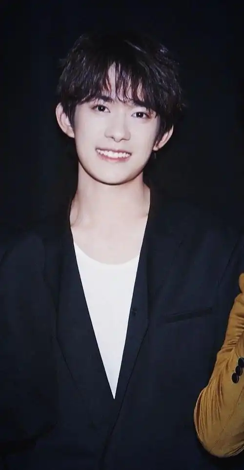 易烊千玺梨涡浅笑甜蜜入侵 如骄阳灿烂足以治愈所有