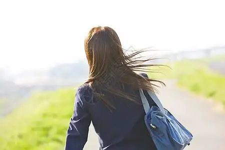 户外的可爱日系女高中生背影图片素材