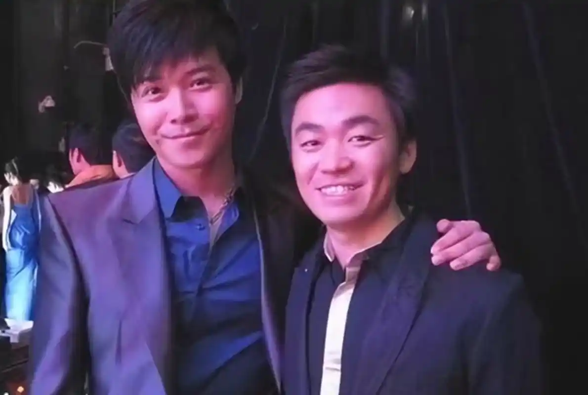 第一次是在王宝强财产被妻子卷走之后,陈思诚毫不犹豫地借钱给他,帮助